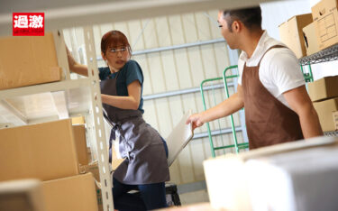 倉庫勤務中でも拒めずやらせてくれる地味巨乳パート妻は騎乗位になると物凄いこねくり腰で中出しをせまるエロ狂いに豹変｜1nhdtb00844