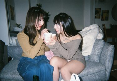 もしも2人が交際したら…好きが溢れる1日になりました。双子コーデでお出かけしてお風呂に入ってキスをして24時間限定のお泊りおうちデート 流川莉央 尾崎えりか｜820BOKO-007