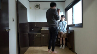 めちゃ小さすぎる女の子2人の警戒心皆無の無邪気な笑顔に欲望を堪えきれず…パイパンワレメに無理めな巨大チ●ポをねじ込んでグッタリするまでハメ続ける【非常階段でイタズラした変態男の記録】｜chib00003