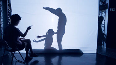 一般男女モニタリングAV ラブラブカップル限定 影絵に挑戦！ドキドキ寝取られシルエットクイズ！2 布越しに彼氏に見られているのに女子大生がデカチンSEXで生中出し！｜dvmm00057