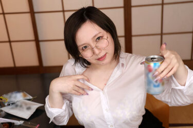 【VR】出張中、台風で新幹線が運休で帰れなくなり、地味な巨乳女上司と相部屋一泊 田中ねね｜vrkm01460