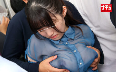 電車の中でインナーを抜き取られ透け巨乳を見られる羞恥で抵抗できないシアーシャツ女子｜1nhdtc00002