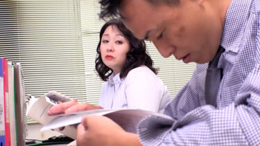 残業中の人妻熟女OL ふたりきりの深夜オフィスで中出し絶頂不倫Vol.01｜59dht00687