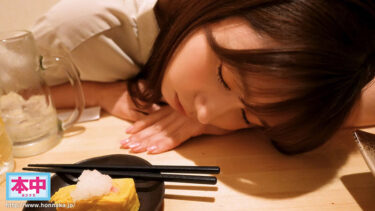 昔からの気軽に話せる女友達が会社では上司からも部下からも仕事ができる女だと思われていて、たまには弱さをみせたいのにと愚痴をこぼすので、 居酒屋とバッティングセンターデートに付き合ったら、なんか盛り上がっちゃって終電逃してラブホにお泊り 明日の朝… 五日市芽依｜hmn00656