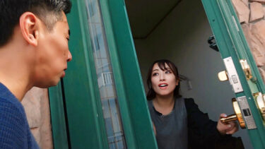 人妻自宅訪問！？声我慢性交！！夫婦・家族の憩いの場が汚される！？背徳さを感じ濡れてしまい間男の中出しまでも受けいれる人妻たち。｜59hez00744