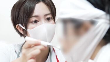 「医療従事者として私たちは、患者様の前では絶対に表情を崩しません」限界集落の病院を支える看護師の献身 訪問看護編 紫月さん看護師歴1年目｜792SGKI-037C