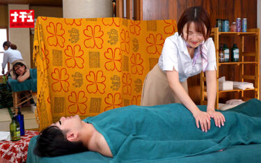 妻がいる至近距離で平然とマッサージしながらこっそりチ○ポを挿入し腰振り騎乗位で中出しまでさせるエステティシャン11 愛嬌ムチ尻Aさん（25）｜1nhdtc03601