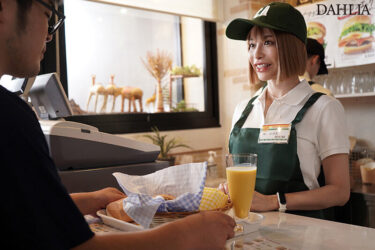 某有名ハンバーガー店で働き始めた巨乳人妻と、チャラいヤリチン大学生バイト君の歳の差セクハラ不倫映像が流出してます。 入田真綾｜1dldss00391