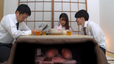 コタツの中でこっそり奥さんに手マン仕掛けてプチイキしちゃったらすぐ隣に旦那が居ても挿入を拒めず寝取られた人妻｜78godr01208