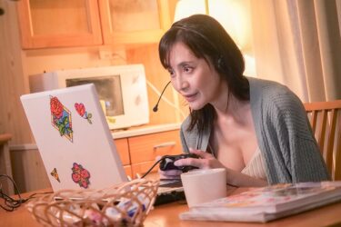 オンラインゲーム仲間が同世代だと思って会ったらまさかの全員セックス大好きおばさん！！ 誘われた個室居酒屋で股間をイジられ暴発したら朝まで何度も中出しさせられた｜104DANDY-970