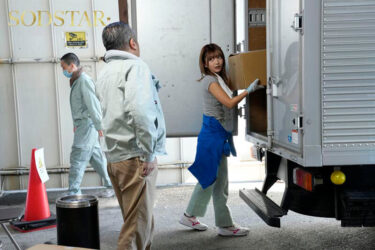 配送中NTR 既婚ベテランドライバーの配送に付いて回るうち車中でおそわれてしまった新婚人妻 星乃莉子｜1start00354