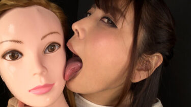 マネキンをベロでしゃぶりつくす美女｜evis00600