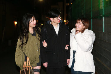 「ほら、うちらにケツ穴●されて女の子みたいにイっちゃいなよw」美少女ドSビッチの2人が街で見つけたM男クンを逆ナン＆逆ハメ（3）｜parathd04345