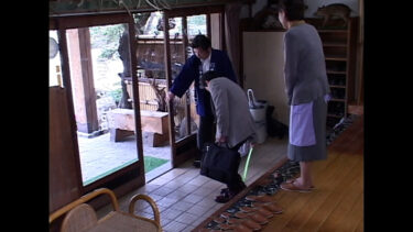 昭和の古き良き時代、温泉宿に嫁いだ熟女は若い頃は高級コールガール！昔の客と遭遇して始まる官能エロドラマ！｜h_1724p135g00001